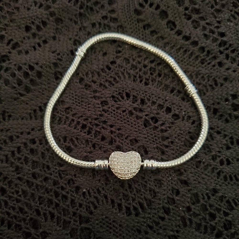 NWOT Donatello Gian Micro Pave Crystal Heart Charm Bracelet